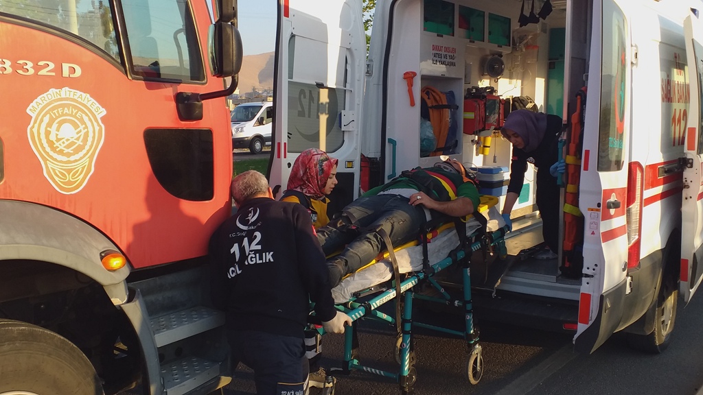 Mardin’de kamyonet, özel halk otobüsü ile çarpıştı