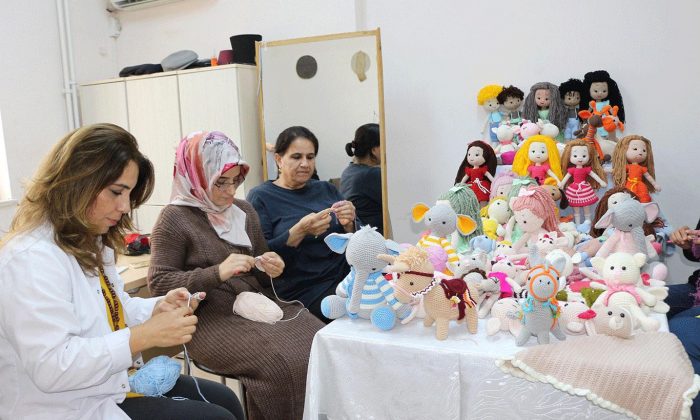 Hobi olarak ördükleri ürünleri yurt dışına satıyorlar
