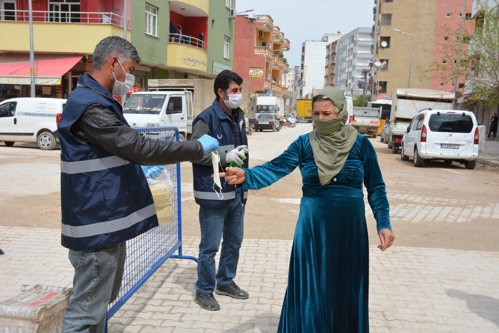 Belediye Pazar girişlerinde ücretsiz maske ve eldiven dağıttı