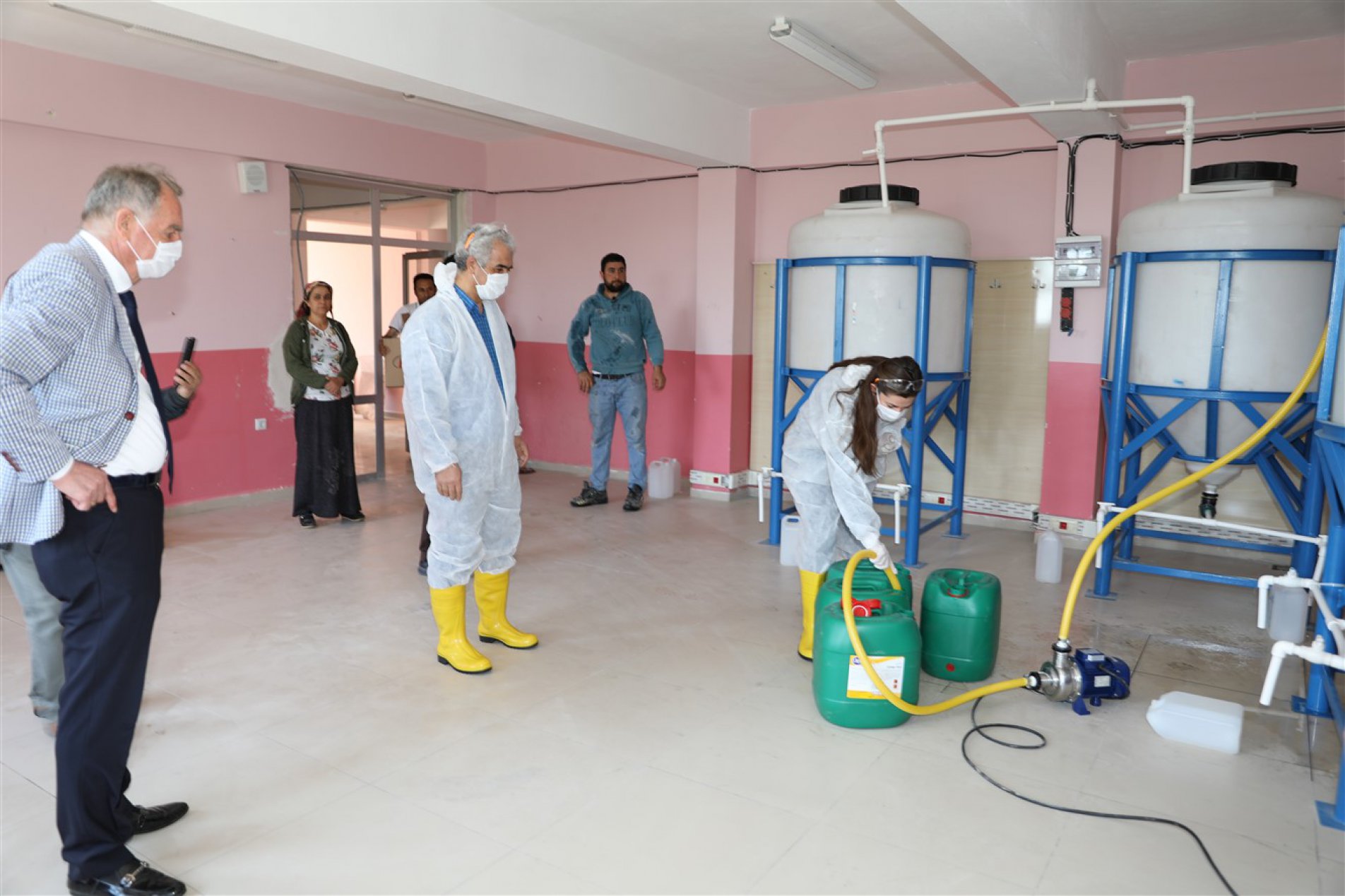 Mardin’de kimya öğretmenleri ele ele verip yüzey dezenfektanı üretiyor