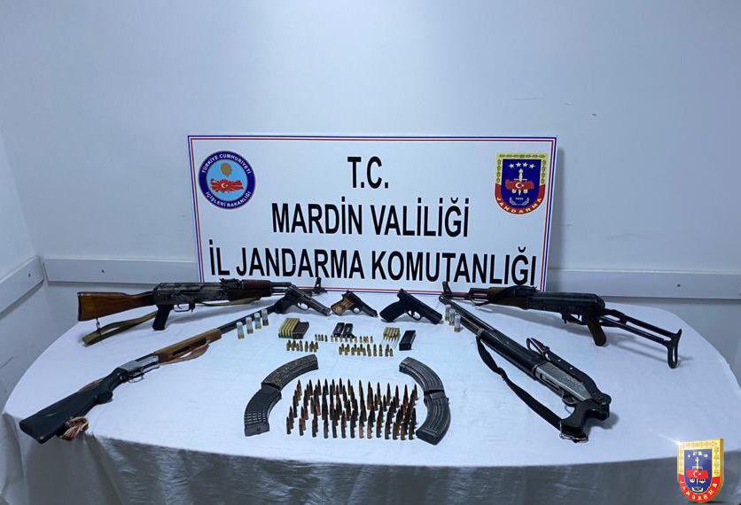 Mardin’de operasyon düzenlenen evde cephanelik ele geçirildi