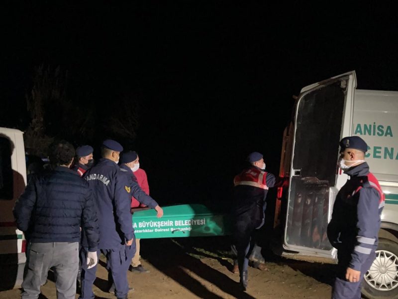 MANİSA'DA KORKUNÇ İNFAZ: 4 ÖLÜ MANİSA'NIN AHMETLİ İLÇESİNDE 4 KİŞİ BAŞINDAN VURULMUŞ HALDE BULUNDU