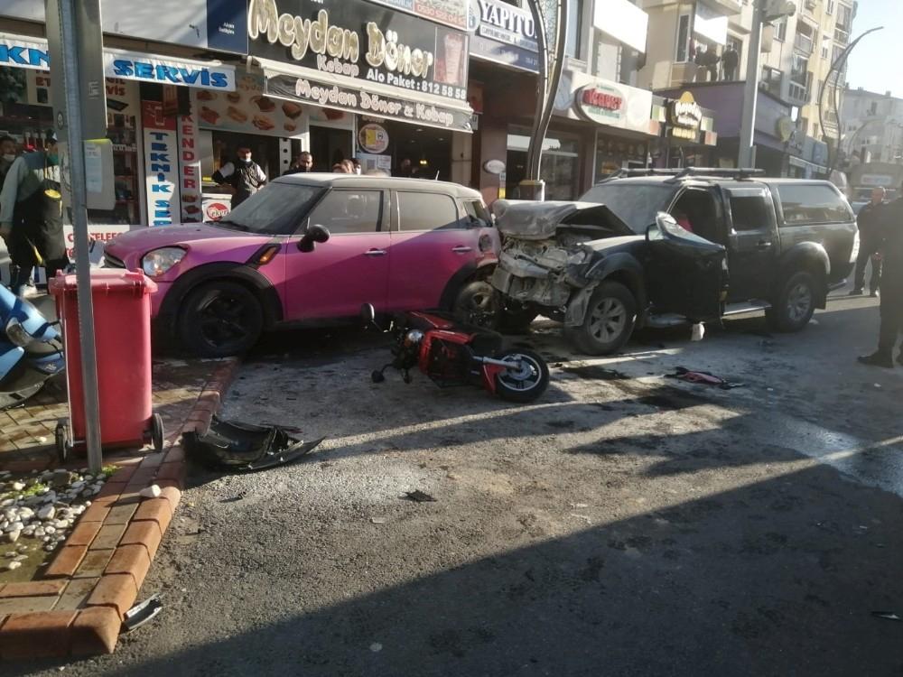 Direksiyonda rahatsızlandı, araçlara çarparak durabildi: 4 yaralı