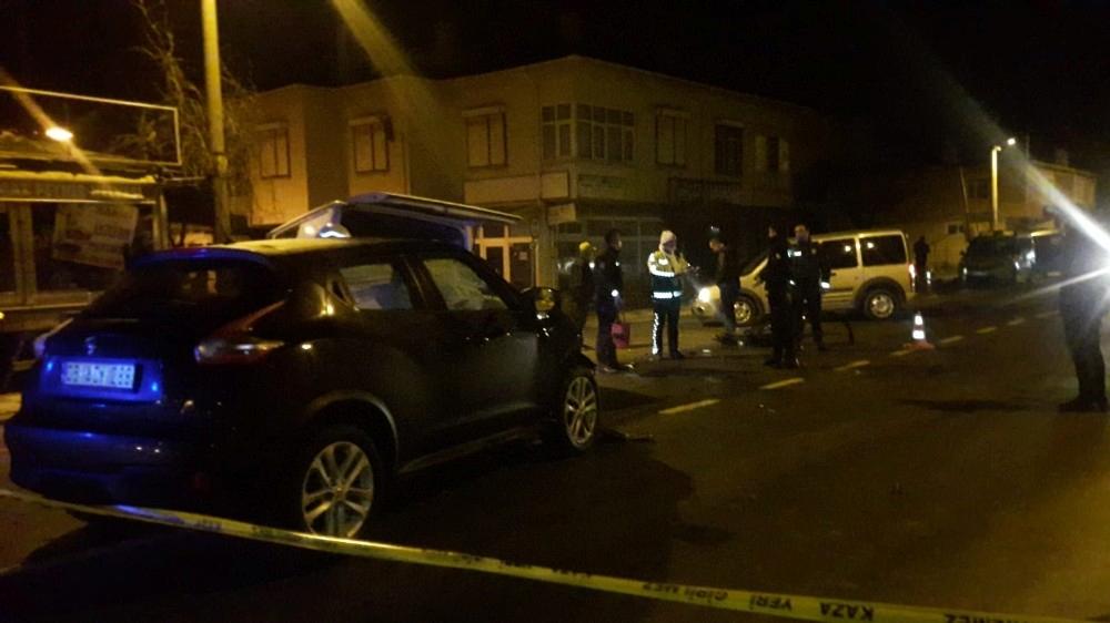 Kısıtlama saatlerinde feci kaza: Minibüste sıkışan kadını itfaiye kurtardı