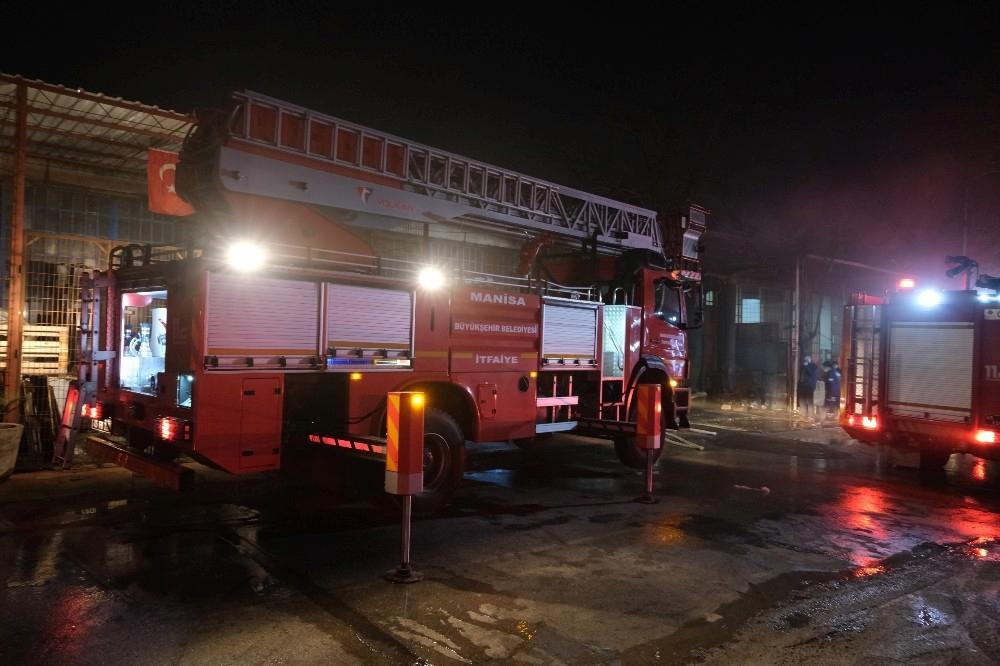 Manisa’da sanayi sitesinde korkutan yangın