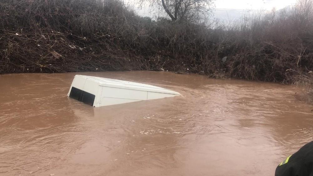 Manisa’nın Akhisar ilçesinde Seyitahmet Mahallesi yakınında Dereye düşüp sürüklenen aracın sürücüsü aranıyor