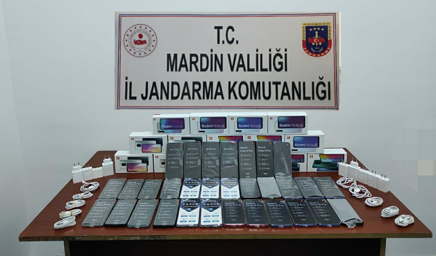 Mardin’de yolcu otobüsünde 46 kaçak cep telefonu ele geçirildi