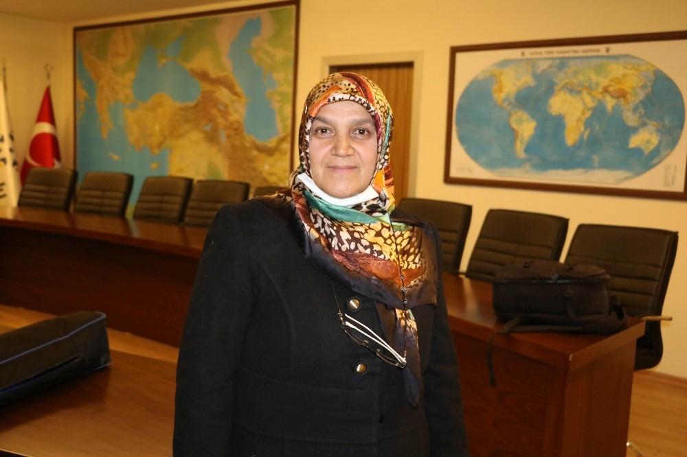 Başörtüsü mağduru Hanife Demir, azmi ile herkese örnek oldu