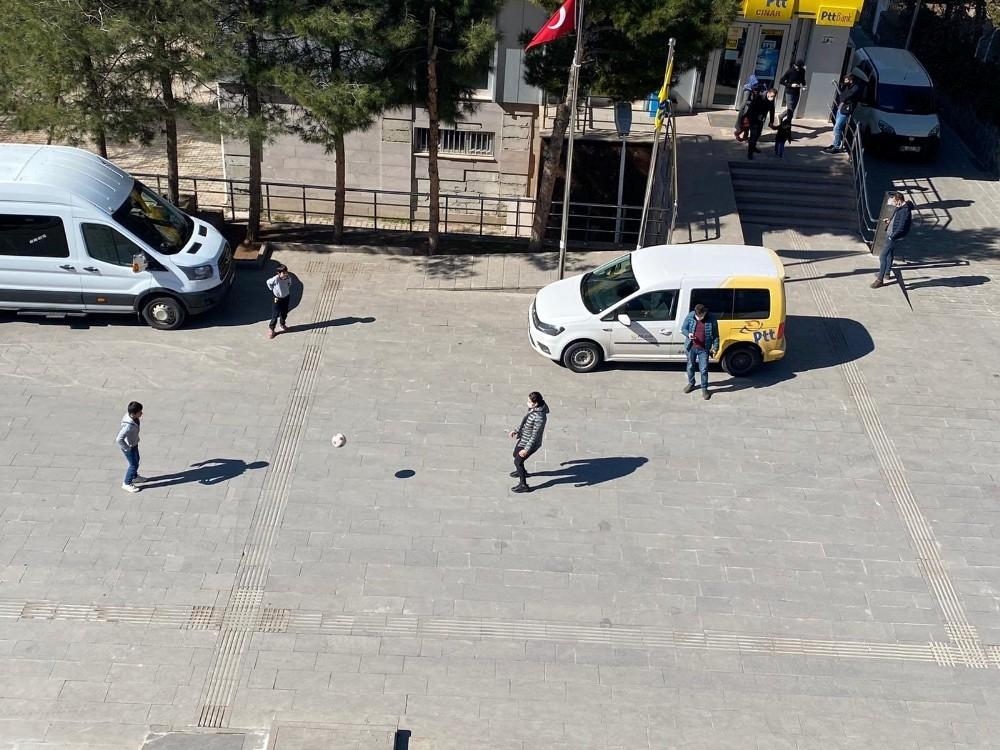 Çınar Kaymakamı Sinem Büyüknalçacı çocuklarla futbol oynadı