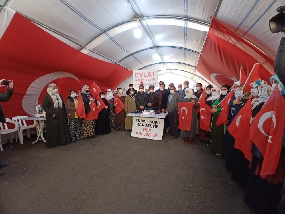 Evlat nöbetindeki aileler Cumhurbaşkanı Erdoğan’ın doğum gününü kutladı