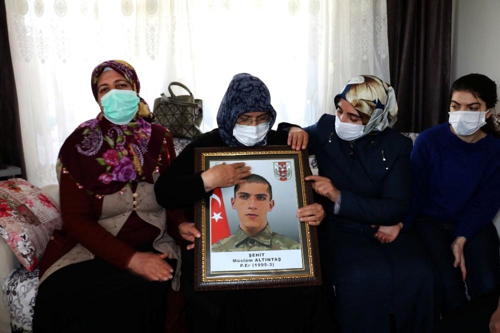 Evlat nöbetindeki ailelerden Gara şehitlerinin ailelerine ziyaret