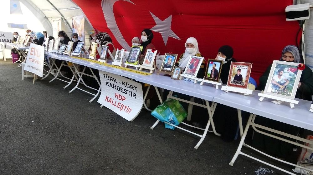 HDP önündeki aileler çocuklarını terörün kirli ellerinden kurtarmakta kararlı