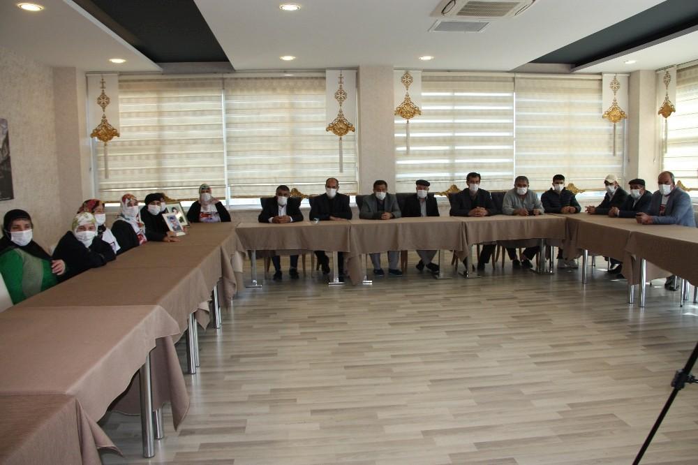 Kısıtlamaya rağmen evlat nöbetinde olan babadan kızına ‘teslim ol’ çağrısı