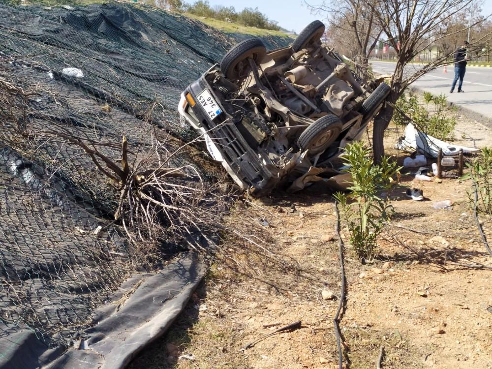 Önündeki araç ani fren yapınca savrulan araç takla attı: 3 yaralı