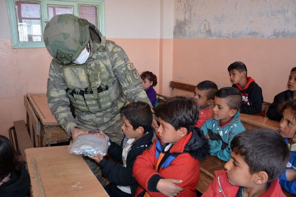 (Özel) Mehmetçik’ten Resulayn’a şefkat eli