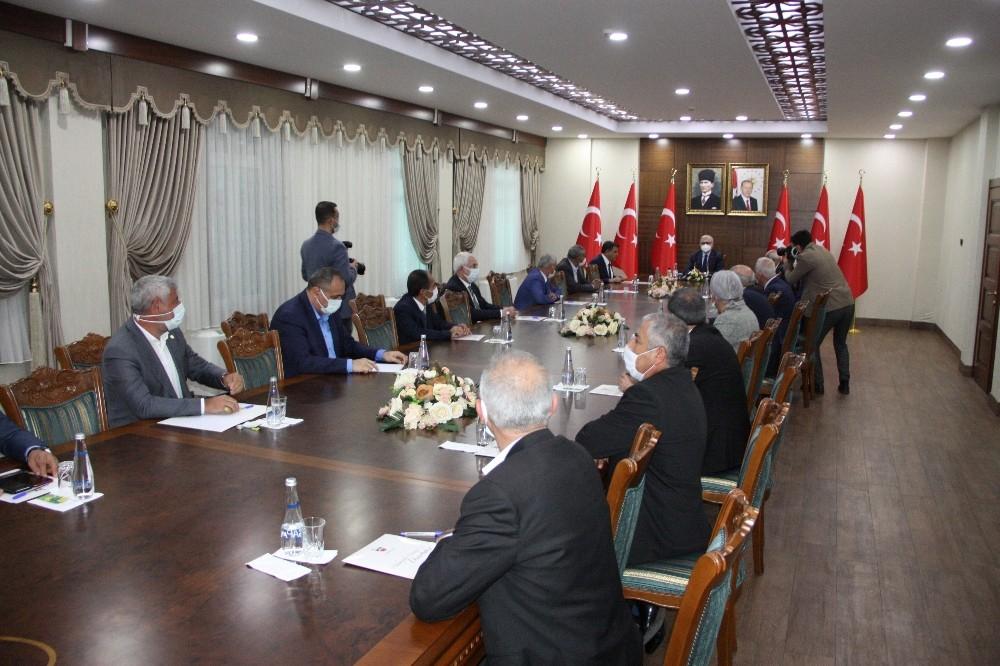 Diyarbakır Valisi Karaloğlu, esnaf oda başkanları ile bir araya geldi