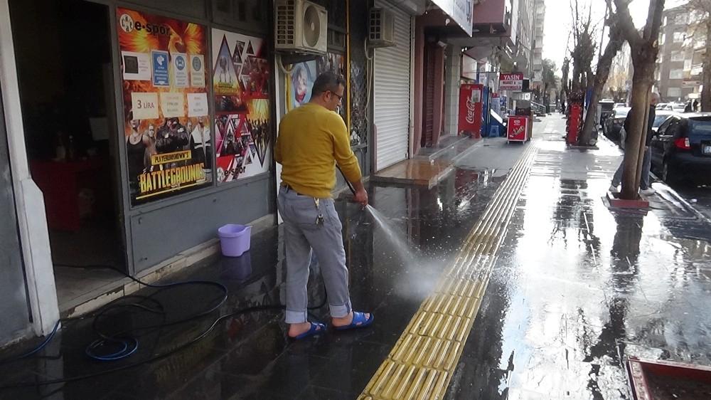 Diyarbakır’da yeni kontrollü normalleşme dönemi başladı, iş yeri sahipleri kepenk açtı