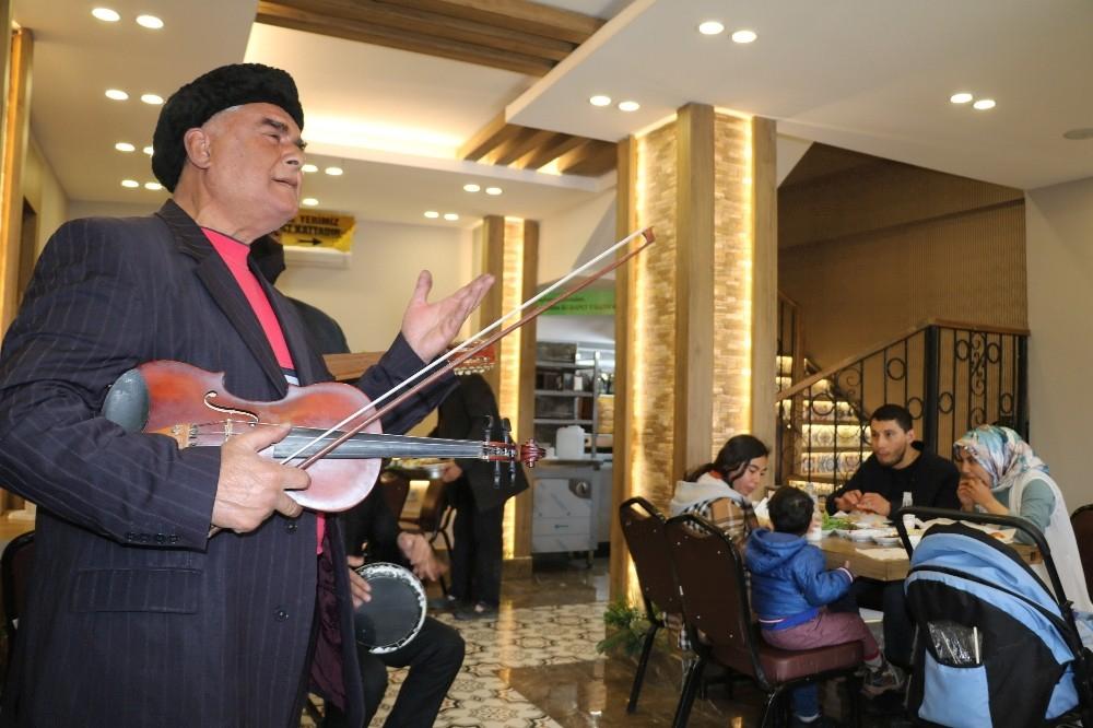 Gaziantepliler güle oynaya kebapçılara akın etti