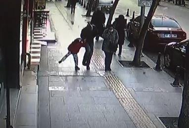 Kaldırımda yürüyen çocuğun üzerine taş düştü