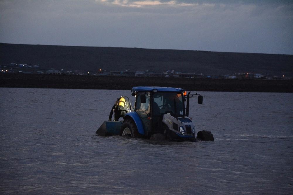 Kayık alabora oldu 2 genç gölette kayboldu