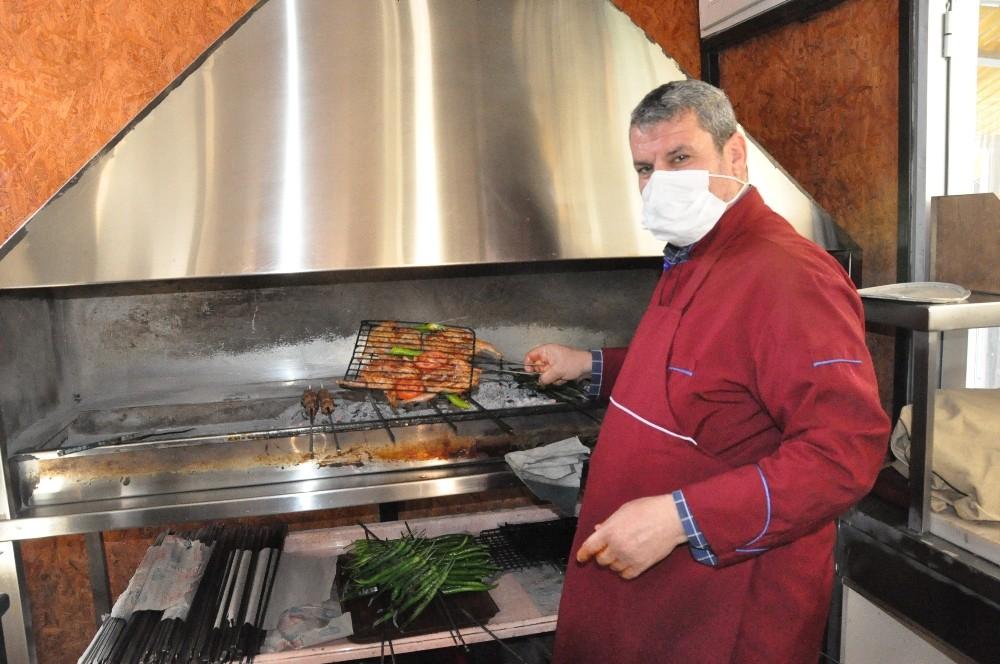 Kebap ustası menüsüne vücut direncini yükselten bıldırcın etini ekledi, vatandaşlar sipariş için sıraya girdi