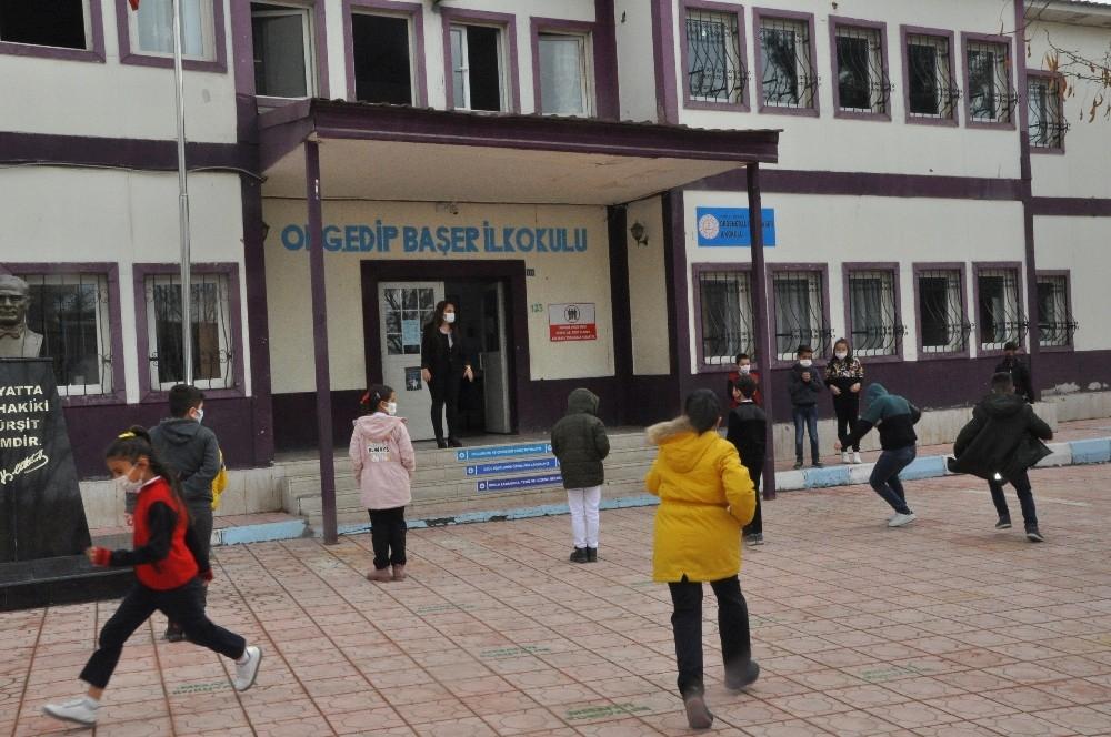 Şırnak’ta yeni kontrollü normalleşme başladı esnaf iş yerini açtı, öğrenciler okula koştu