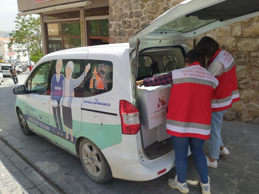 Artuklu Vefa Sosyal Destek Grubu 9 bin aileye yardım kolisi dağıttı