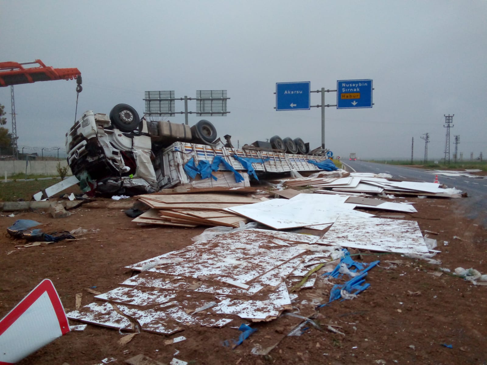 Mardin’de Mobilya malzemeleri taşıyan tır devrildi: 2 yaralı