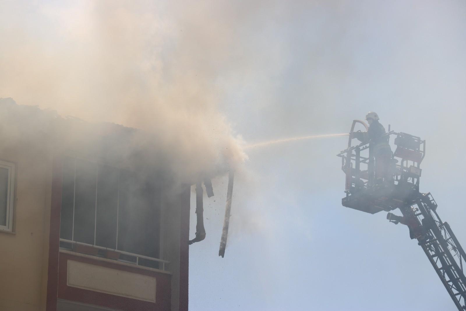 Diyarbakır’da korkutan yangın: Gökyüzü siyaha büründü, komşularını kapılarını çalarak kurtardı