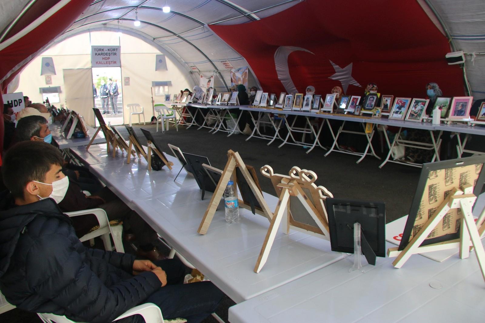 HDP önündeki acılı baba Begdaş: “Evlatlarımız gelene kadar biz buradan kalkmayacağız. Doğru adresteyiz”