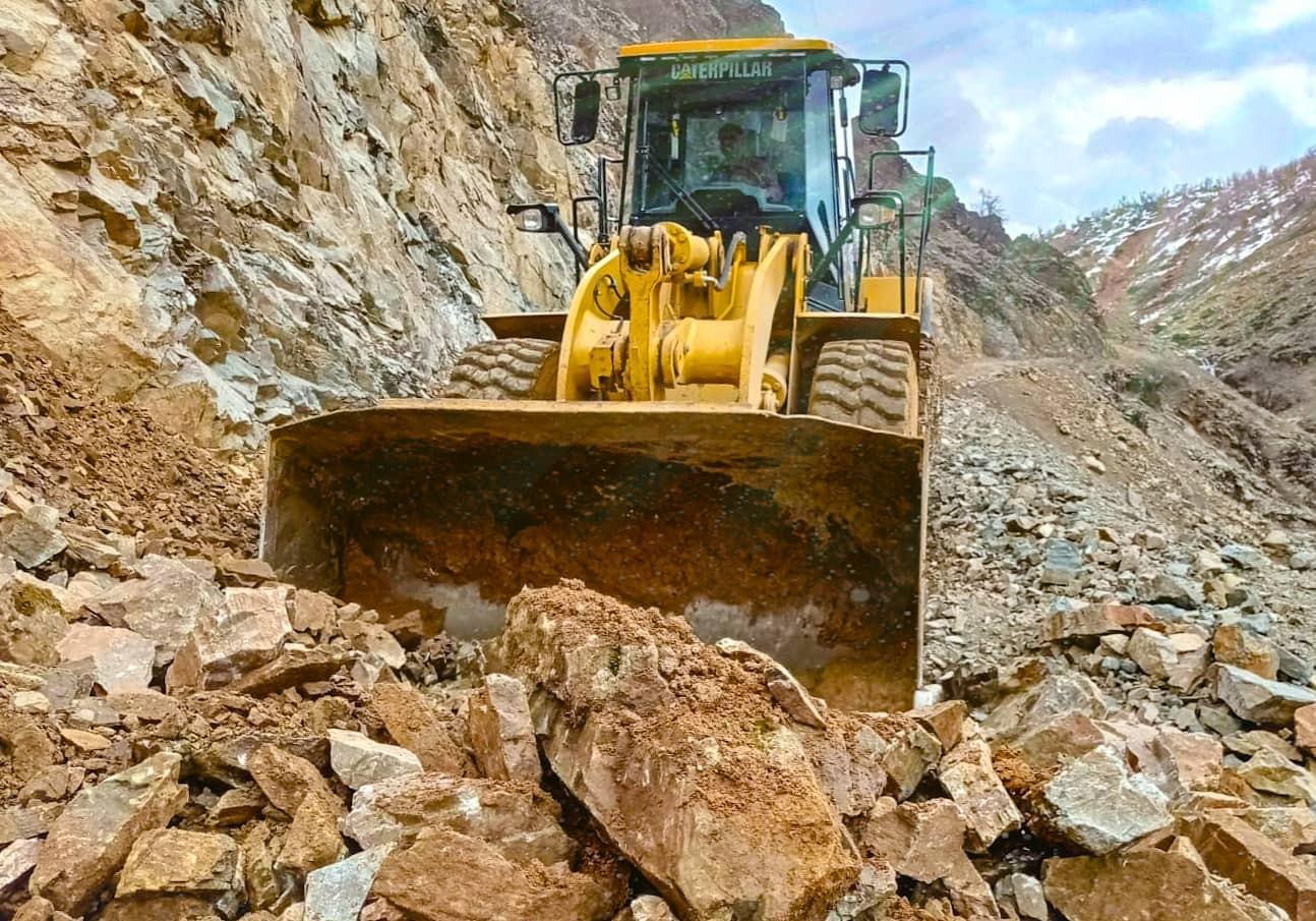 Heyelan nedeniyle kapanan köy yolu temizlendi