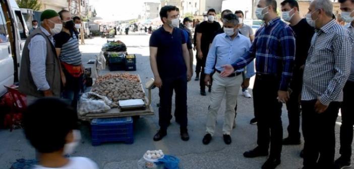 Kaymakam, tüm yumurtaları satın alıp yaşlı pazarcıyı evine yolladı