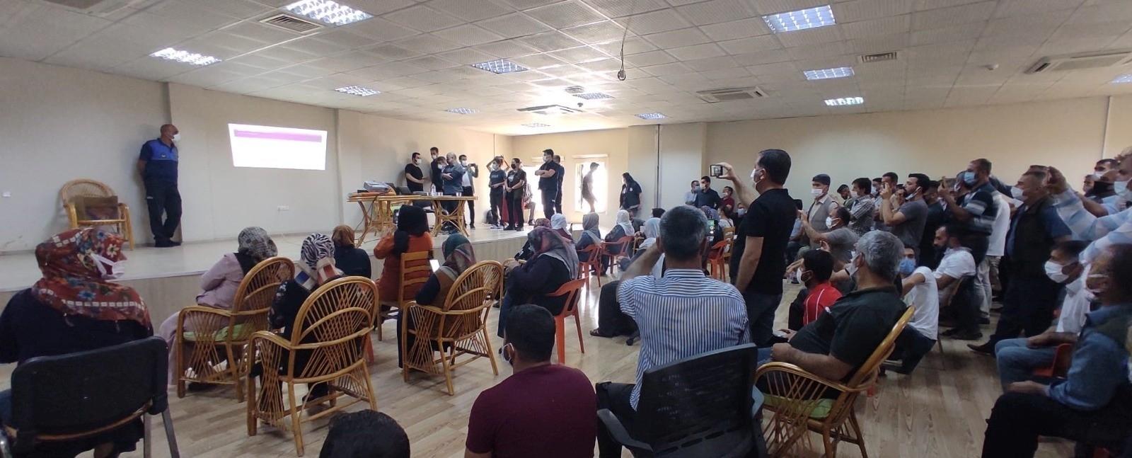 Bağlar Belediyesi, pazar esnafının yerini noter huzurunda canlı yayında kura ile belirledi