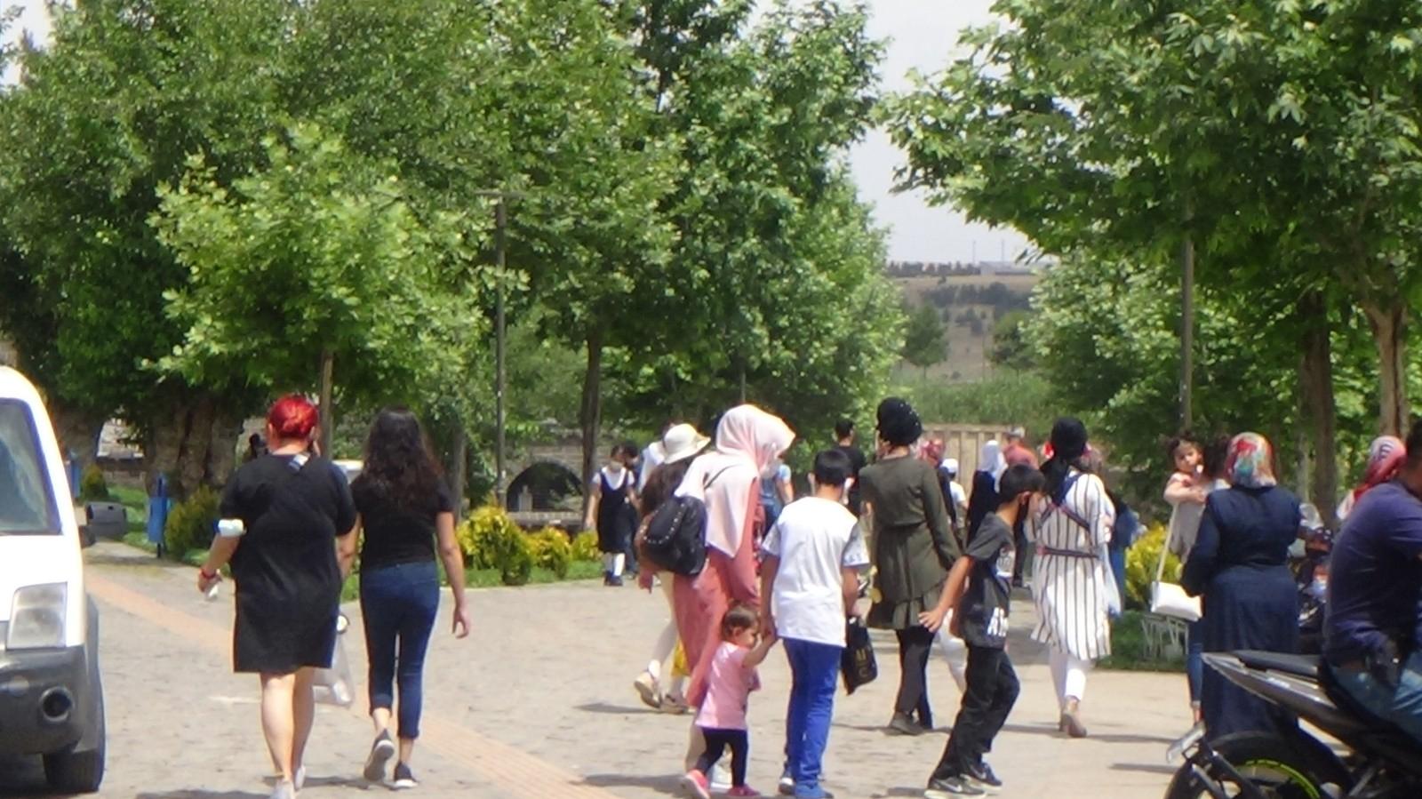 Kısıtlama bitti, Diyarbakır’da vatandaşlar tarihi mekanları doldurdu