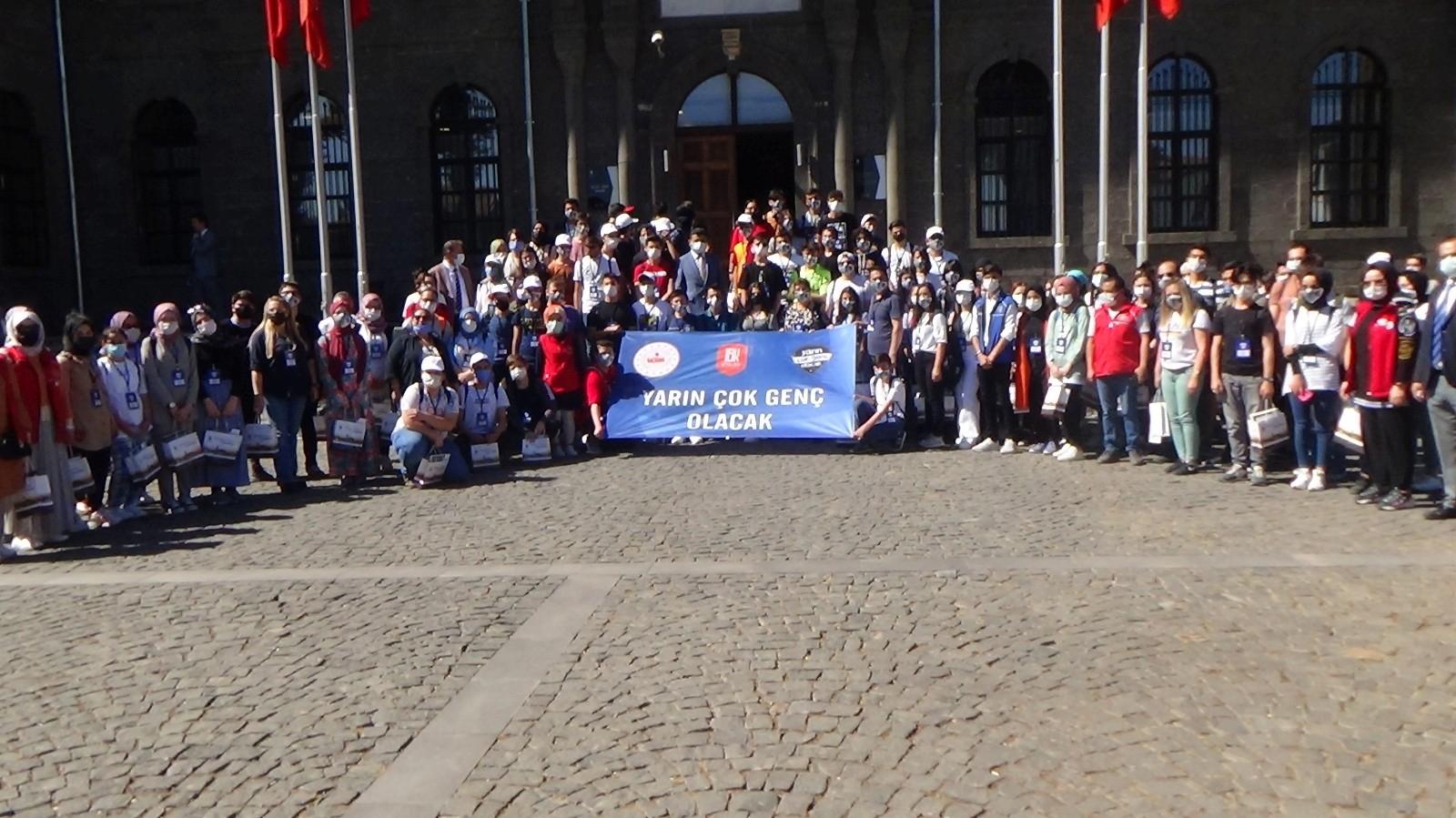 Öğrenciler, Yarın Çok Genç Olacak Projesi kapsamında Diyarbakır’a geldi