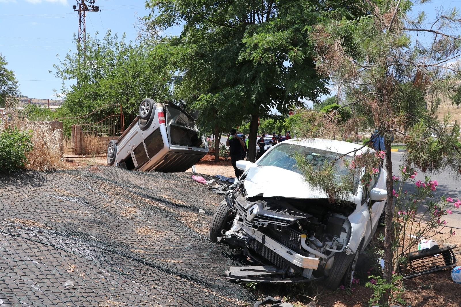Otomobil ile hafif ticari araç çarpıştı: 6 yaralı
