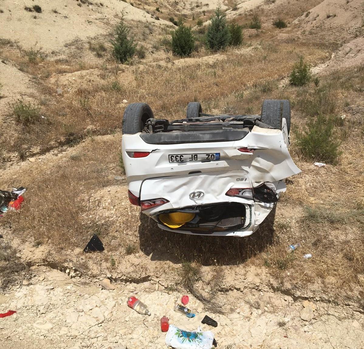 Otomobil taklalar atarak şarampole yuvarlandı