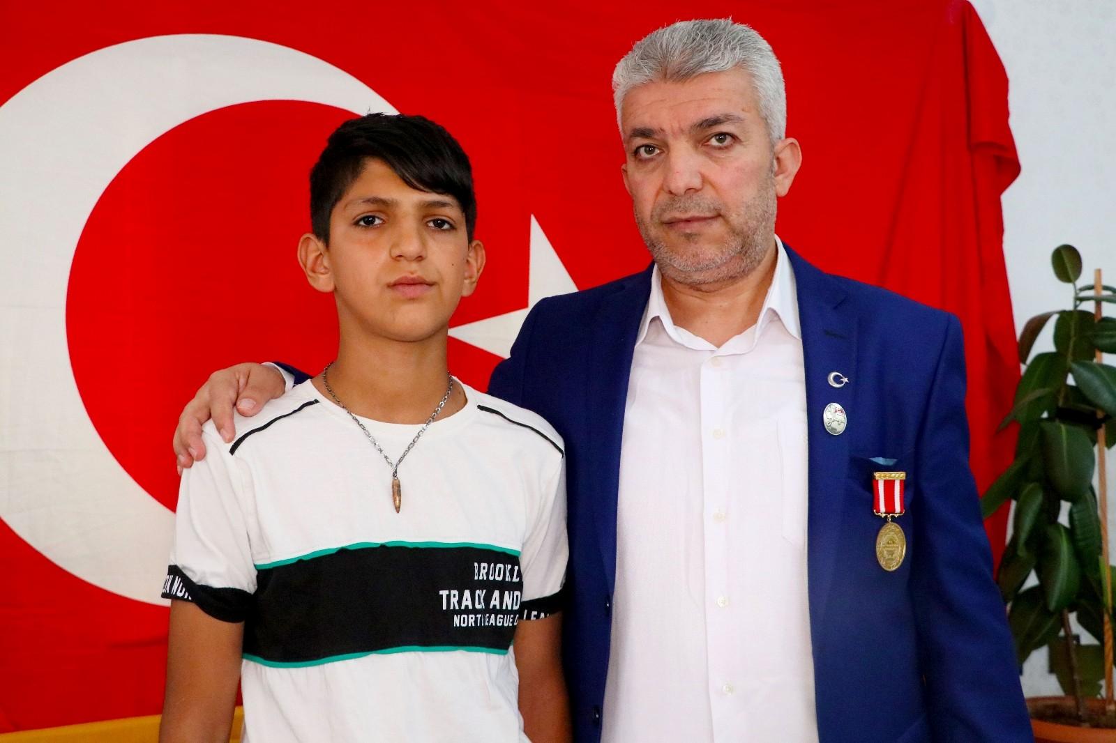 (Özel) Babasını gazi yapan kurşunu boynunda taşıyor