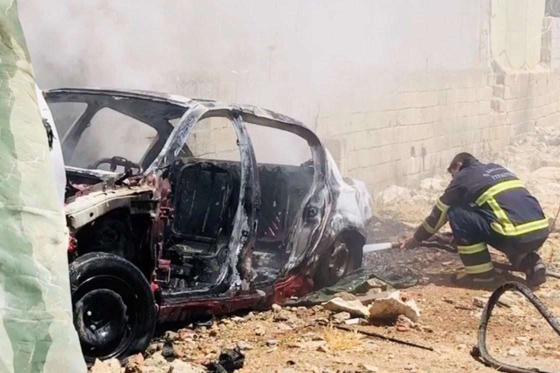 Park halindeki 2 araç yandı