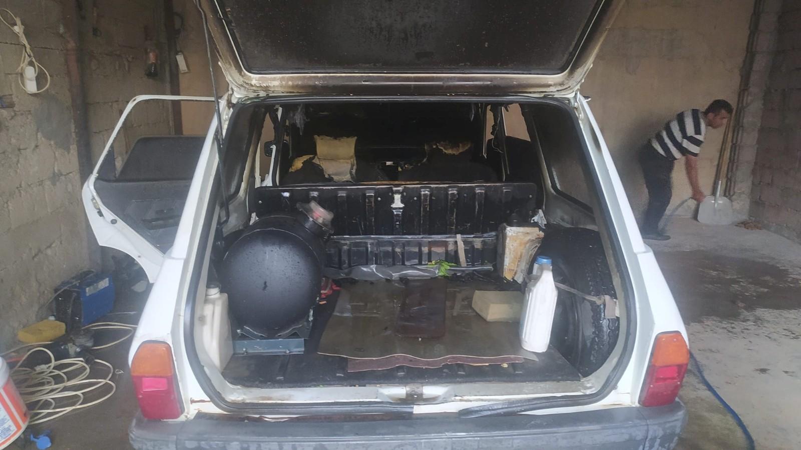 Silvan’da park halindeki araç alev aldı