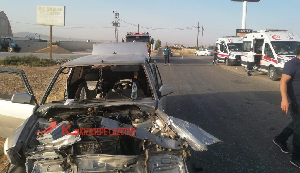 İki otomobil kafa kafaya çarpıştı, araçlar hurdaya döndü: 4 Yaralı