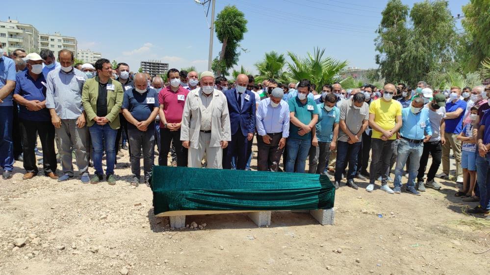 Genç öğretmen gözyaşları arasında toprağa verildi