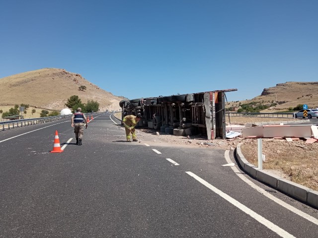 Mardin’de ön lastikleri patlayan tır devrildi: 1 yaralı