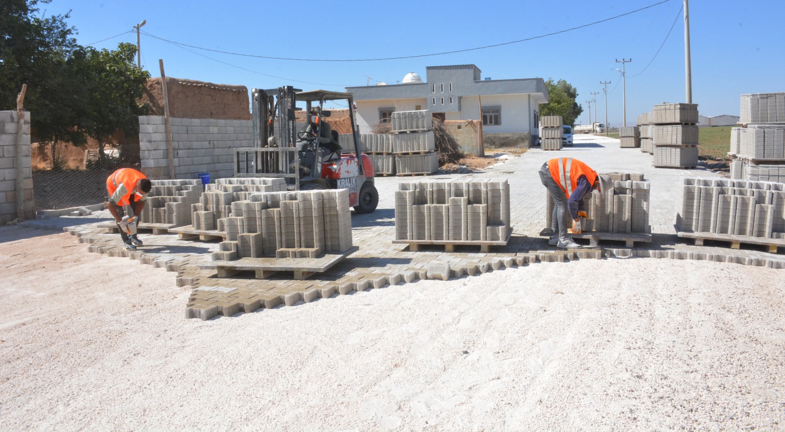 Kızıltepe’de Kırsal Mahallelerde Parke Döşeme Çalışmaları Sürüyor