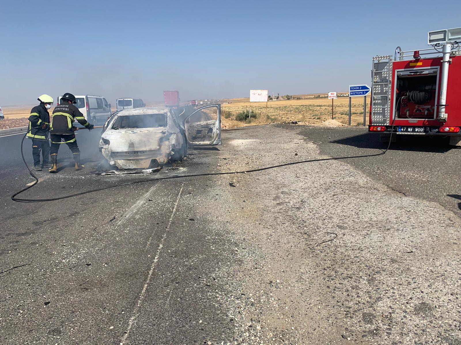 Seyir halinde alev alan otomobil kullanılamaz hale geldi