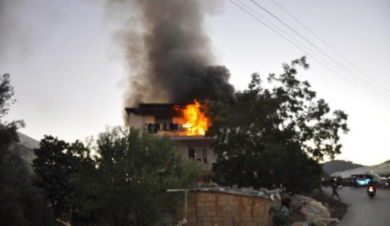Antalya’da 3 katlı ev alev alev yandı
