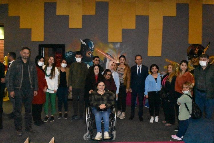 Engelli bireyler ile şehit yakınları ve gaziler ‘Malazgirt 1071’ filmini izledi