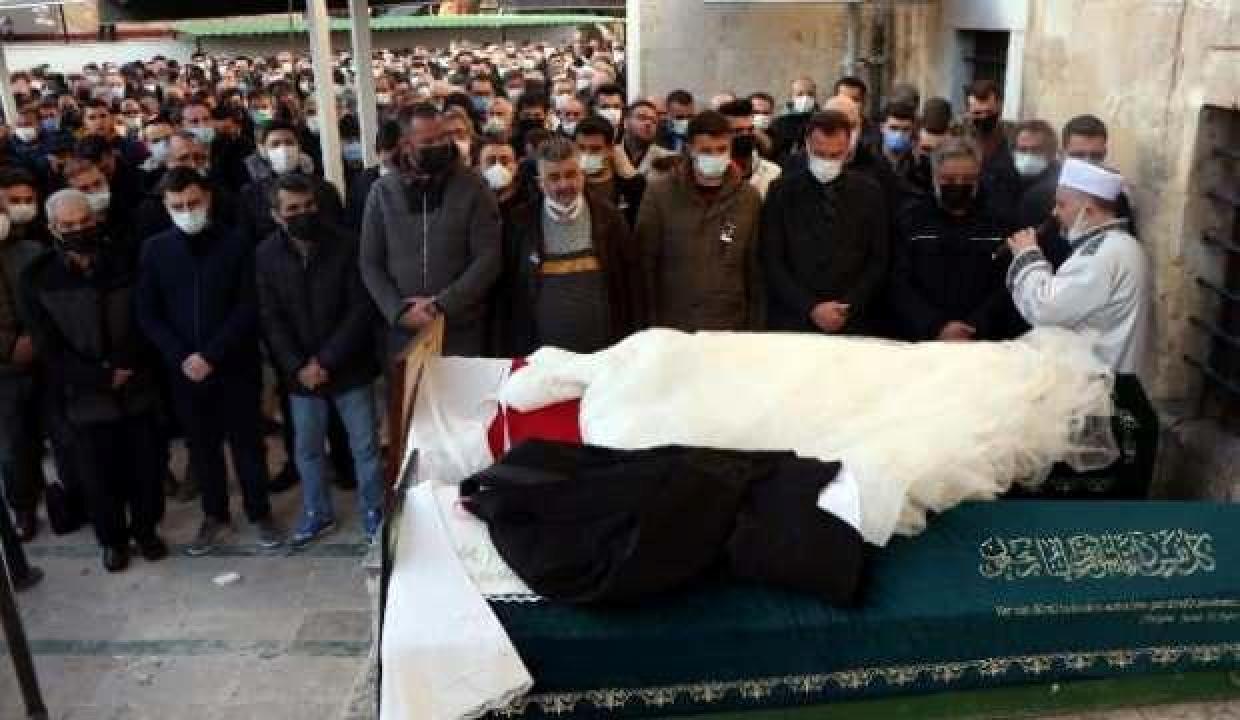 Genç çift son yolculuklarına gelin ve damatlıkları ile uğurlandı