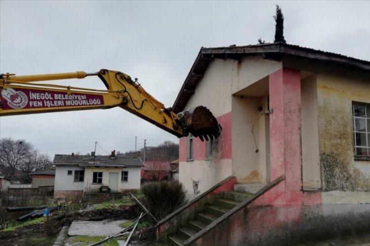 Bursa İnegöl’de metruk yapı ev eski okul binaları yıkıldı