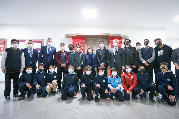 Gaziantep’te Büyükşehir’in destekleriyle 145 bin İş Bankası Yayının gençlerle buluştu